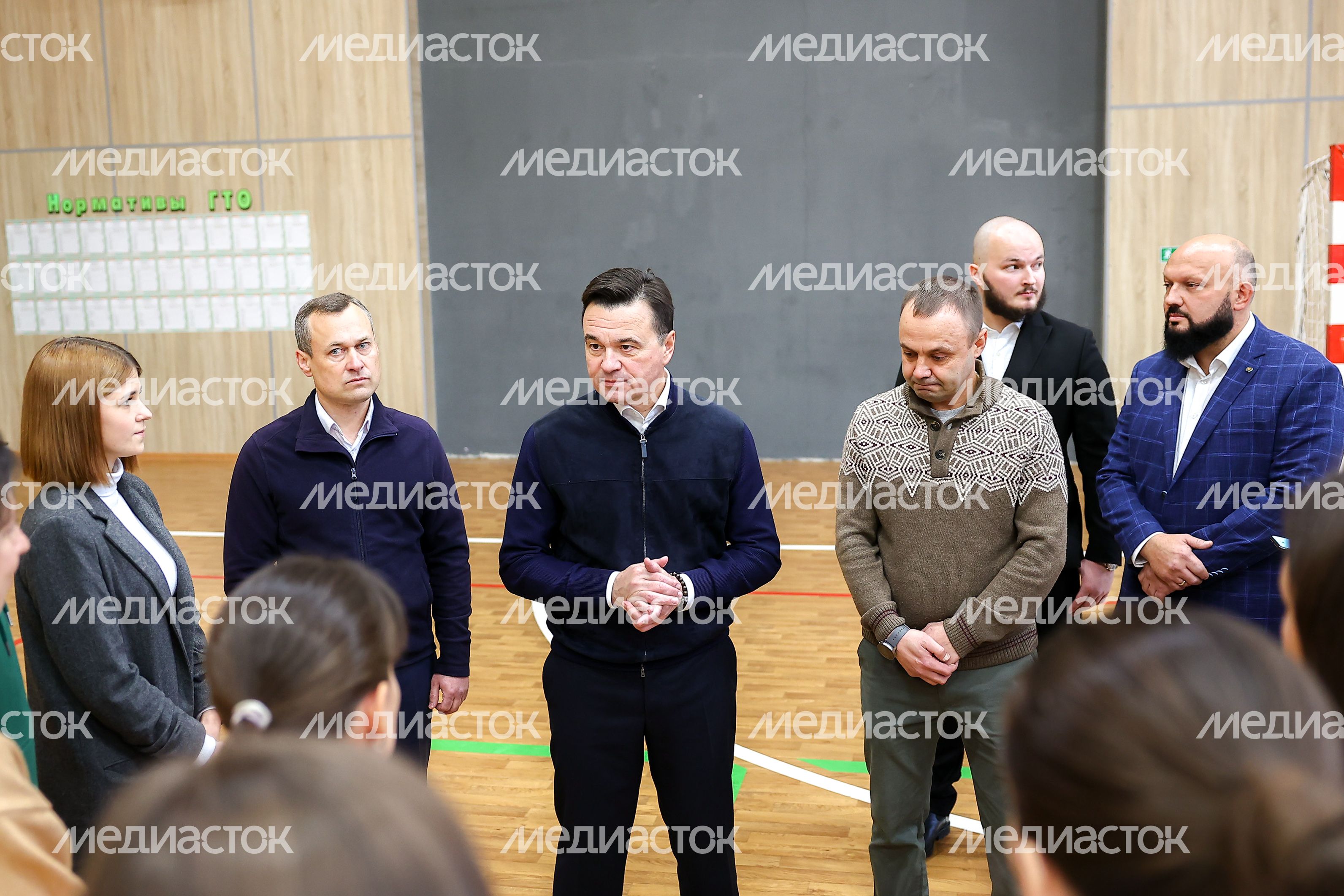 Губернатор с посетителями и тренерами ФОКа «Молодежный»