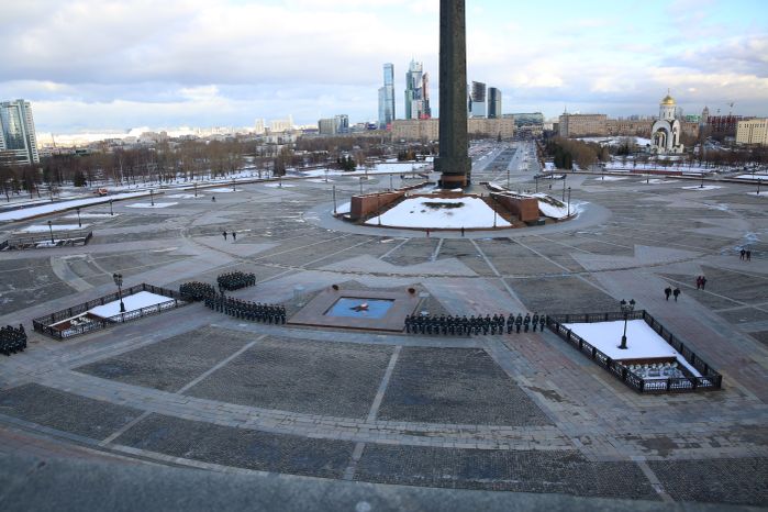 Акция «Знамя Победы» на Поклонной горе в Москве