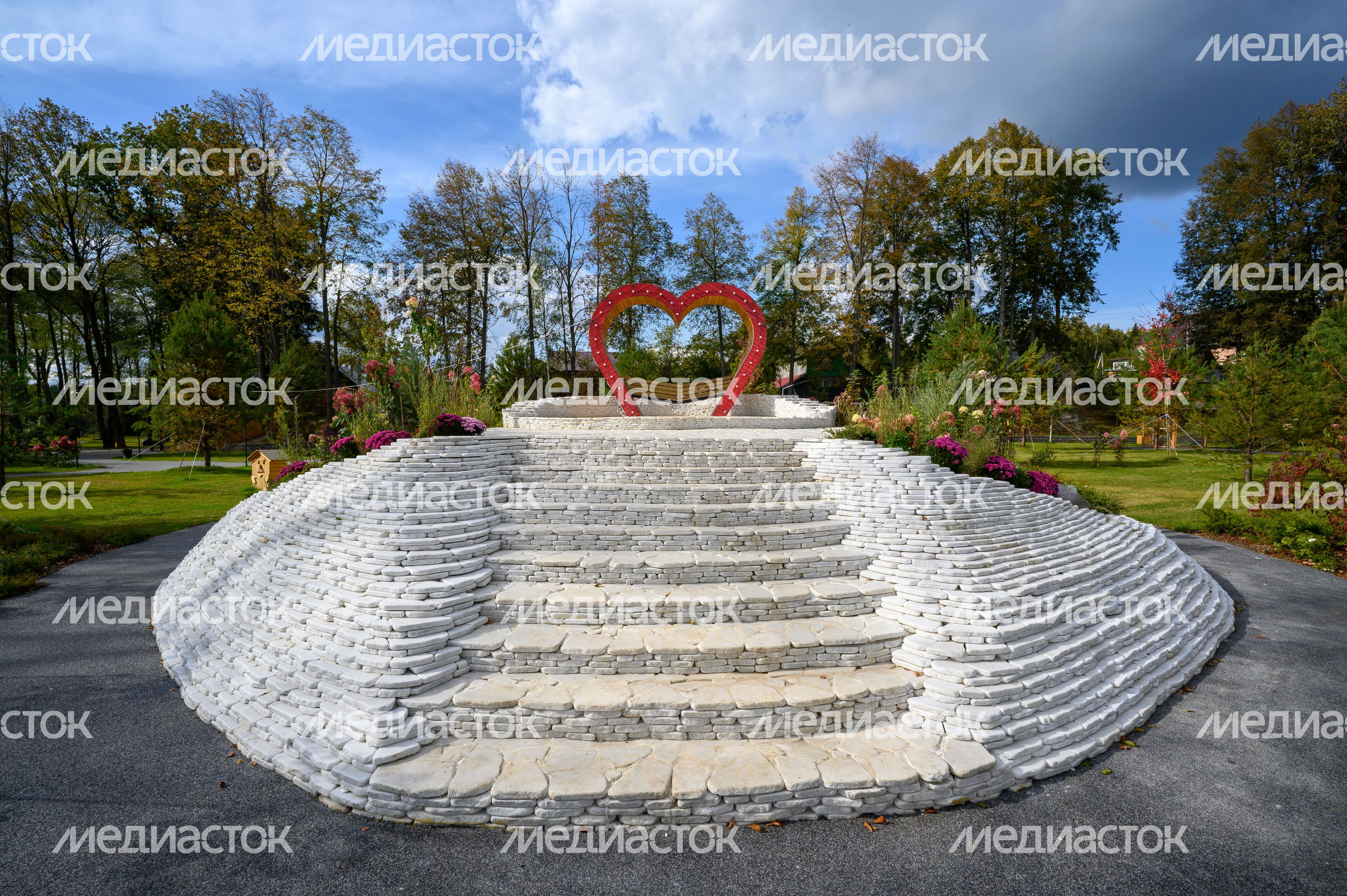Новый благоустроенный парк «Сераксеево» в округе Серпухов осенью Новый благоустроенный парк «Сераксеево» в округе Серпухов осенью