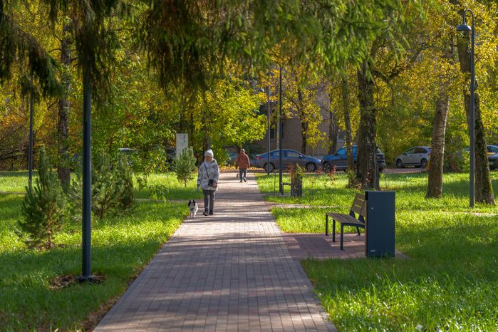 Благоустроенный сквер в микрорайоне Депо города Лобня осенью