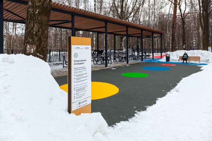 Спортивная площадка с зоной тренажеров в Томилинском лесопарке зимой в городе Дзержинский округа Люберцы