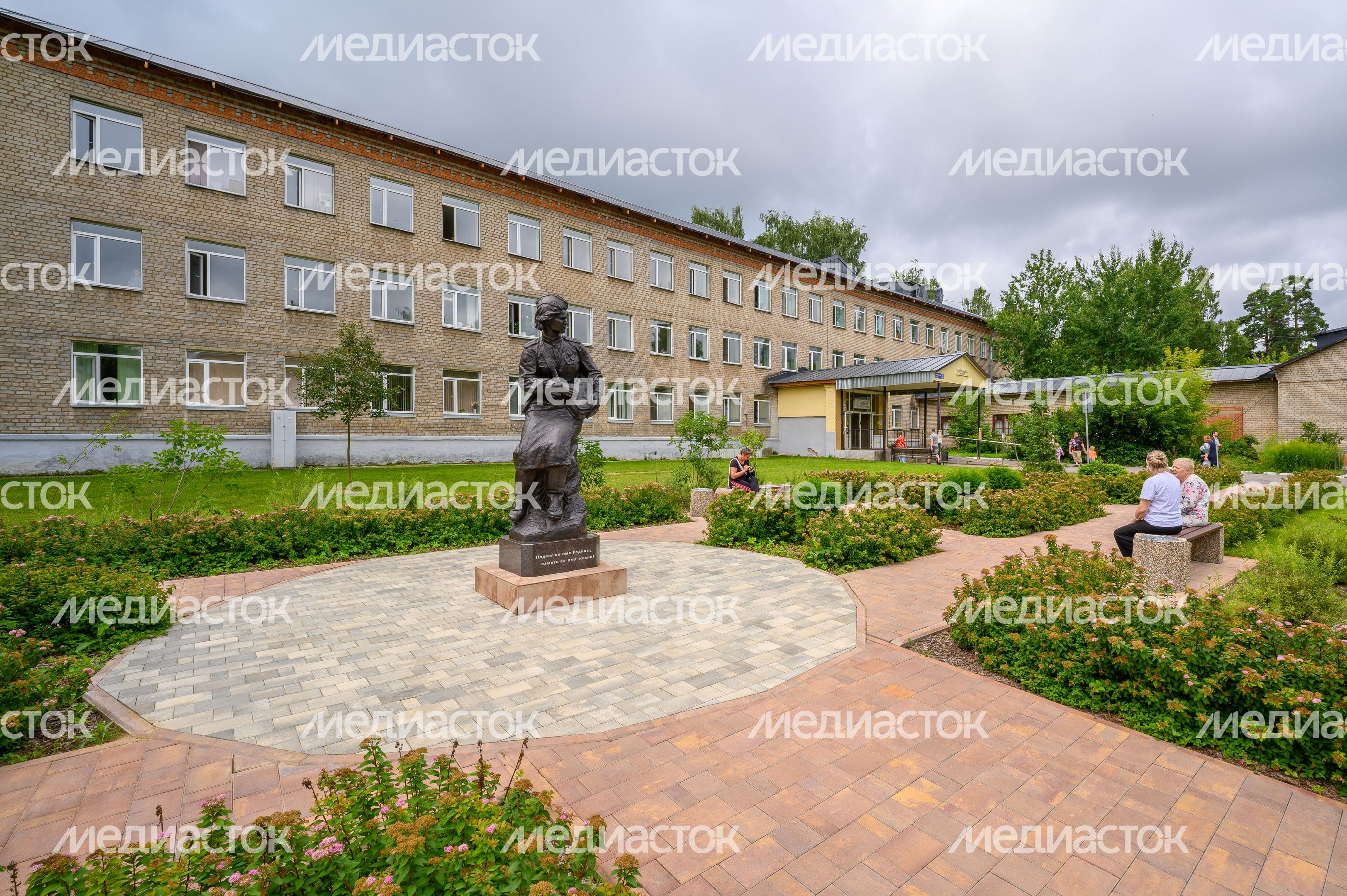 Памятник женщине-санинструктору у Пушкинской клинической больницы