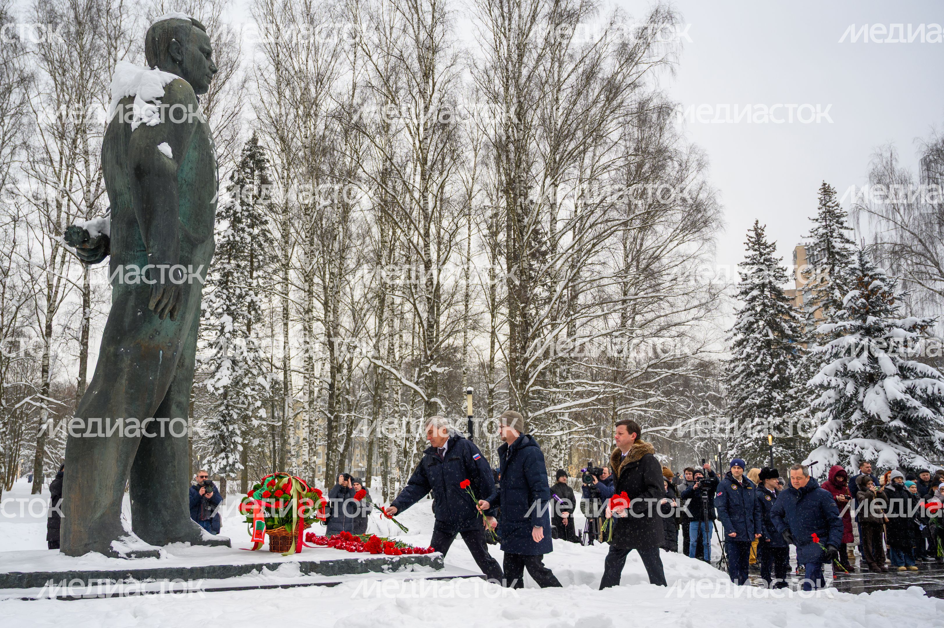 Возложение цветов к памятнику первому космонавту Юрию Гагарину в Звездном городке Возложение цветов к памятнику первому космонавту Юрию Гагарину в Звездном городке