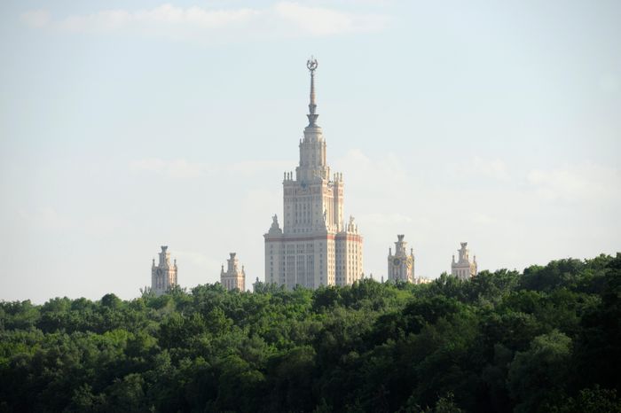 Вид на МГУ им. Ломоносова в Москве