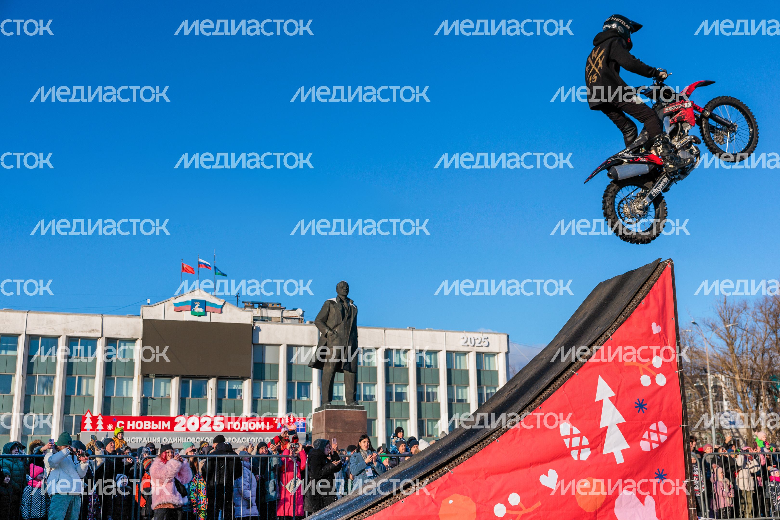 Зимний фристайл-мотокросс от команды FMX13 в Одинцово Зимний фристайл-мотокросс от команды FMX13 в Одинцово
