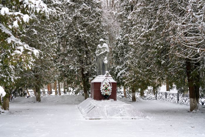 Братская могила советских воинов в Высоковском городском парке культуры и отдыха «Березовый» в округе Клин зимой