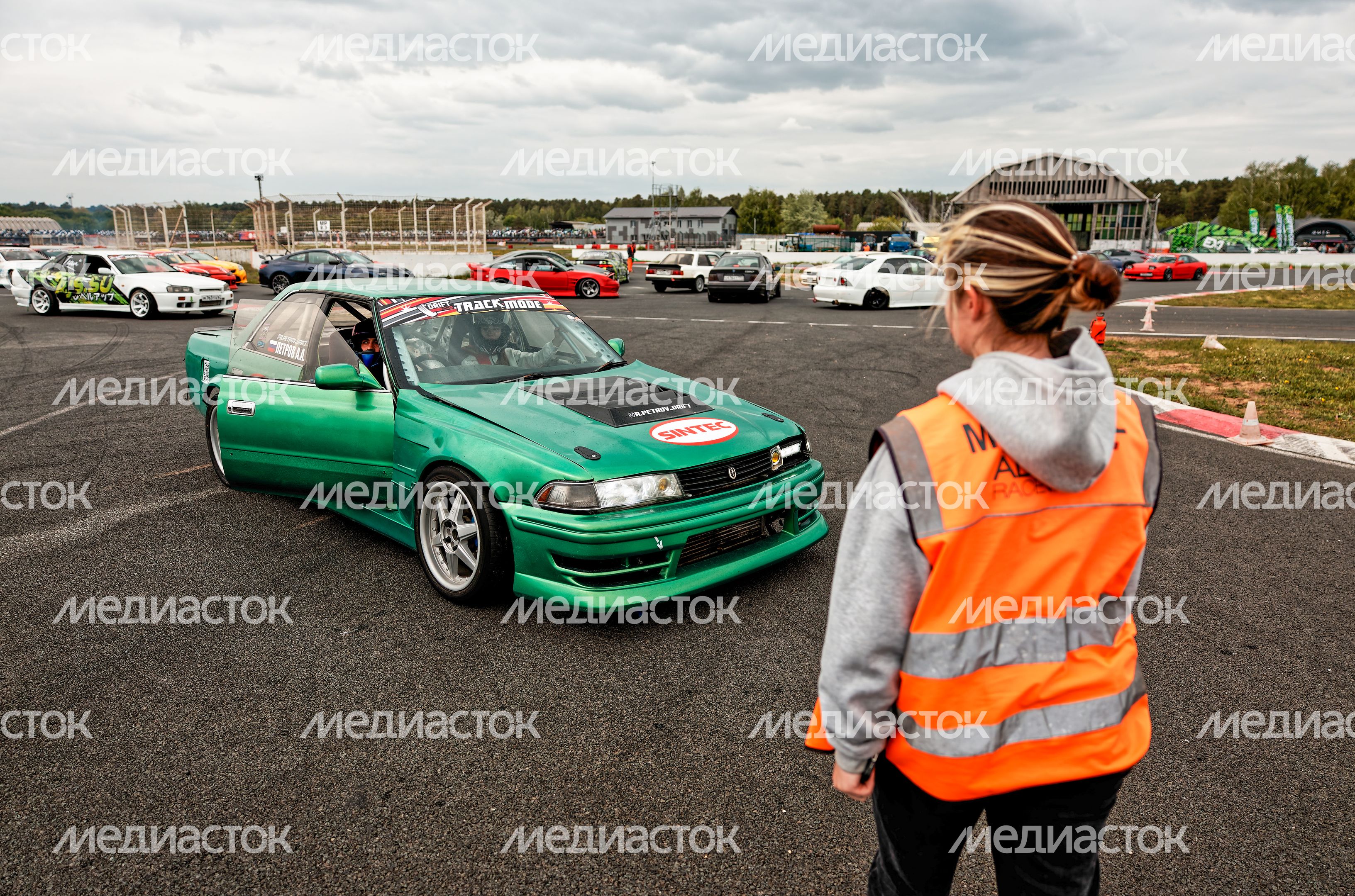 Гонка автомобилей на дрифт-фестивале скорости и драйва Drift Expo Track Mode 2025 Гонка автомобилей на дрифт-фестивале скорости и драйва Drift Expo Track Mode 2025