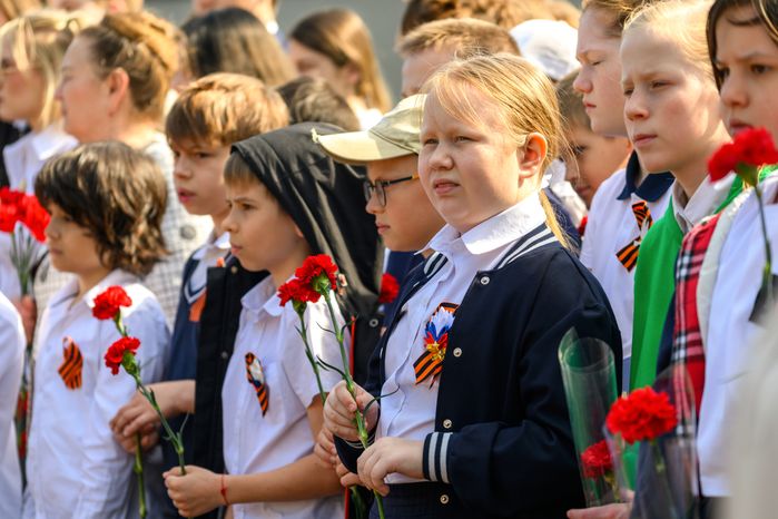 Школьники у мемориала Великой Отечественной войны в Яхроме в День Победы