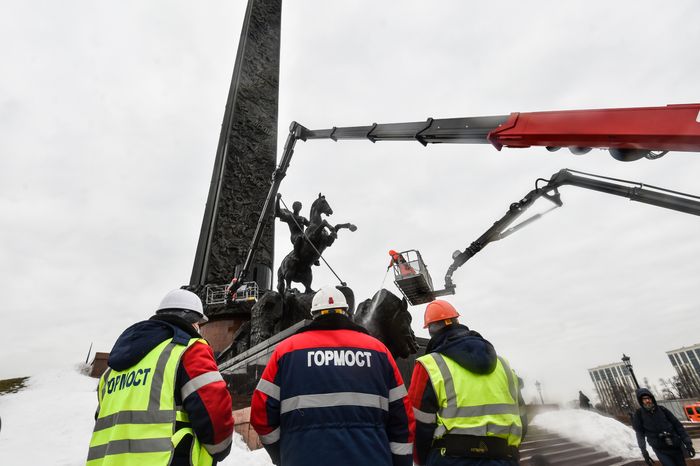 Промывка после зимы Монумента Победы на Поклонной горе в Москве