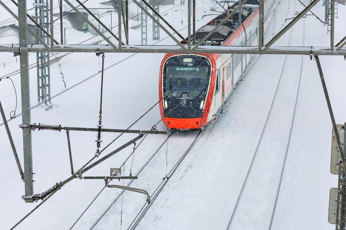 Электричка МЦД-2 едет по рельсам в городе Химки
