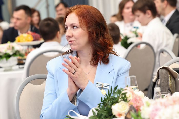Женщин Подмосковья поздравили с Днем матери
