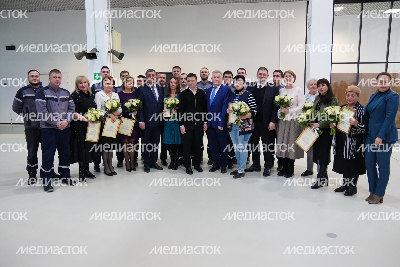 Вручение губернатором цветов сотрудникам НПП «Исток»​​