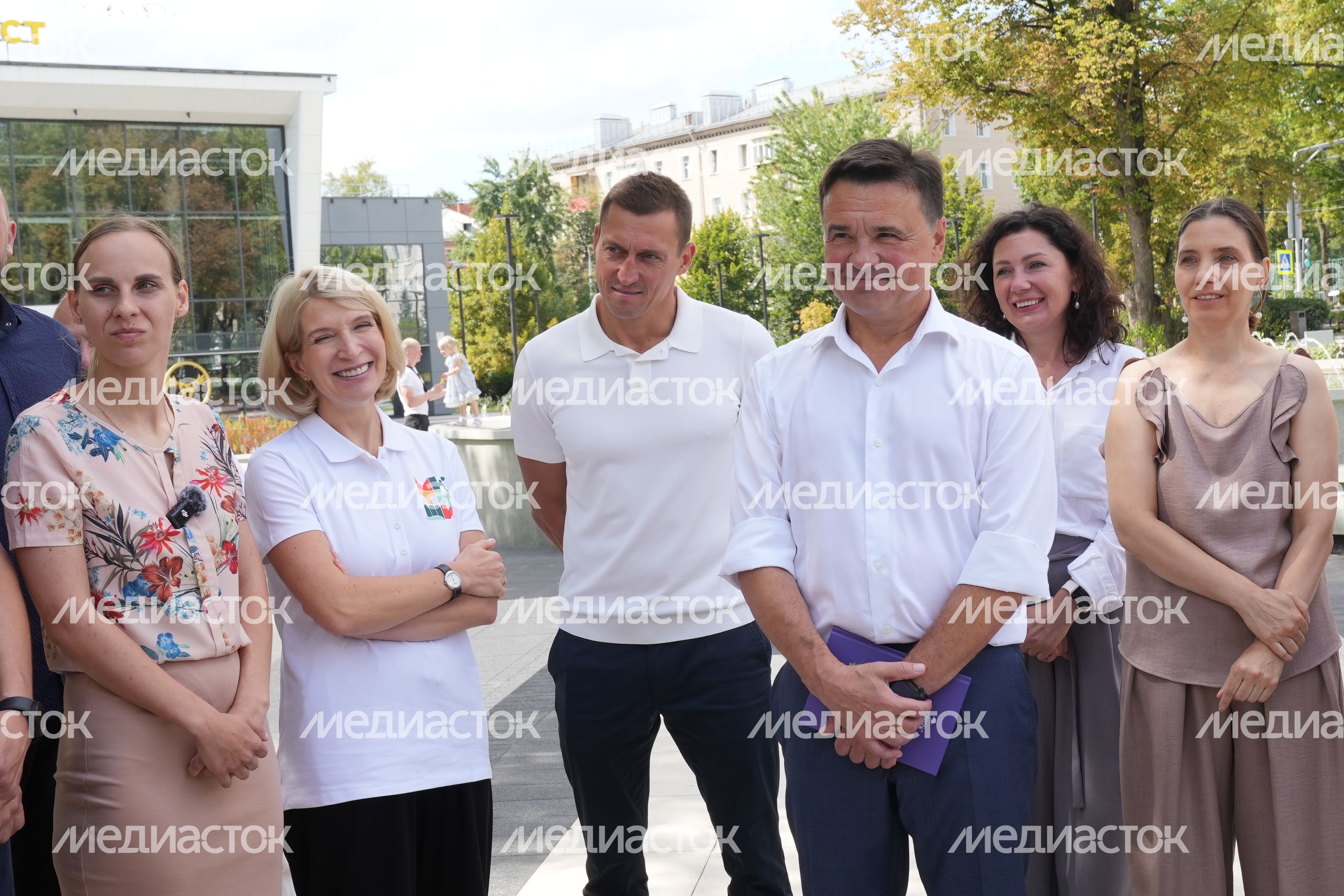 Андрей Воробьев проверил благоустройство площади Мира в Мытищах
