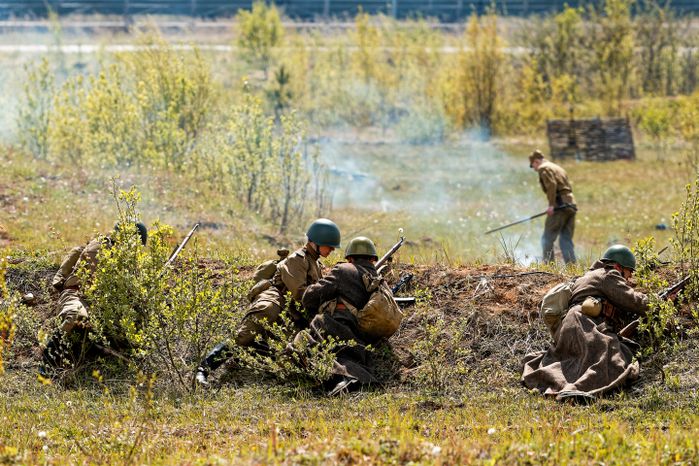 Военно-историческая реконструкция боя Великой Отечественной войны с техникой и авиацией в парке «Патриот» Одинцовского округа