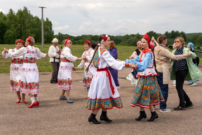 Развлекательная программа для гостей гастрономического фестиваля «Каша из топора на полях Бородина» на Бородинском поле