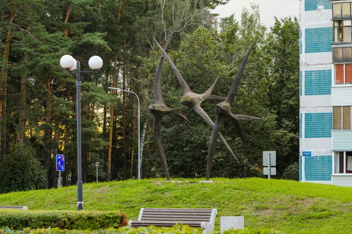 Черноголовка. Скульптура «Стрижи»
