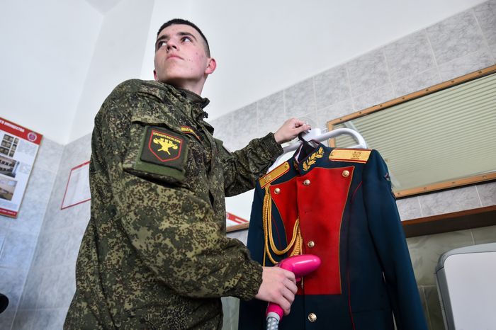 Подготовка военнослужащих отдельного комендантского Преображенского полка к военному параду на Красной площади