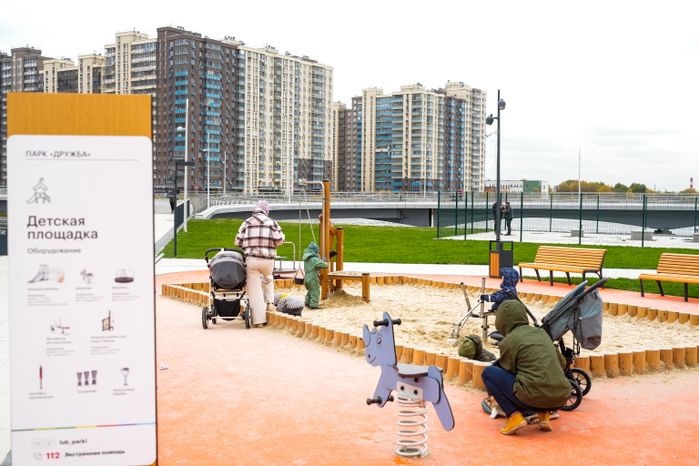 В Люберцах благоустроили парк "Дружба" с пешеходным мостом через озеро Черное