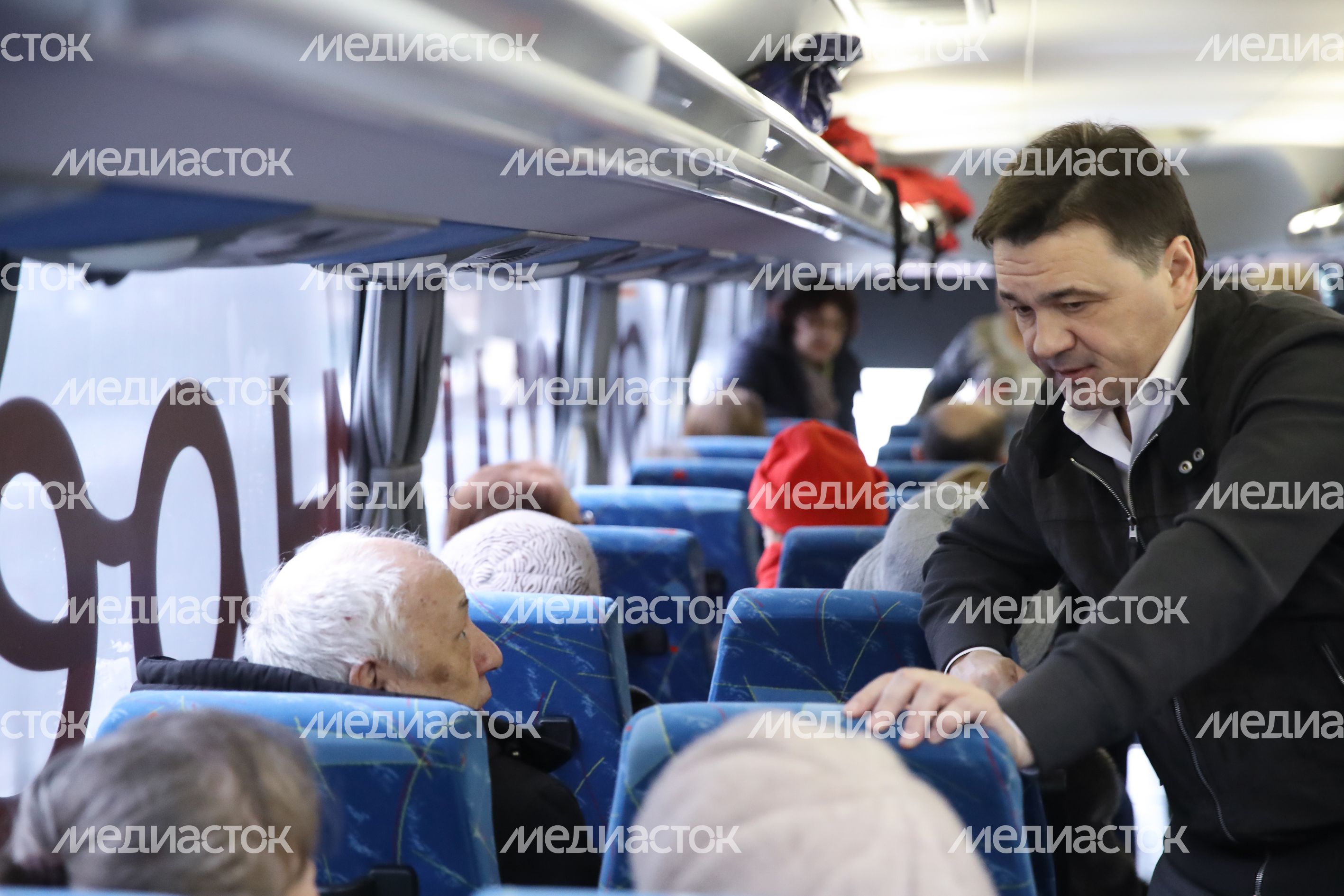 Поездка губернатора Подмосковья с участниками «Активного долголетия» на экскурсионном автобусе