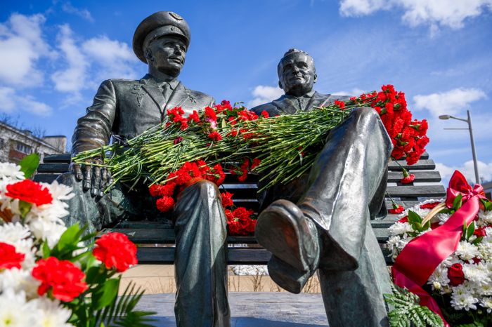 Памятник Сергею Королеву и Юрию Гагарину в Королеве в День космонавтики