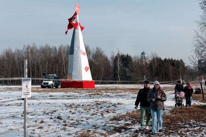 Самое большое в России чучело Масленицы сожгли на фестивале в Горках Ленинских