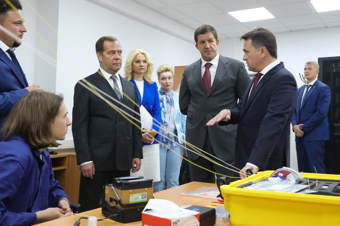 Визит Андрея Воробьёва и Дмитрия Медведева в «IT-колледж» в Подмосковье