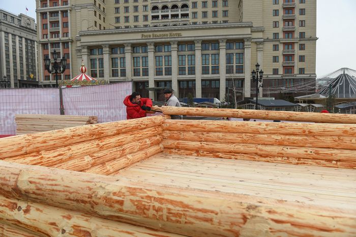 Монтаж инсталляций для фестиваля «Московская Масленица» на Манежной площади