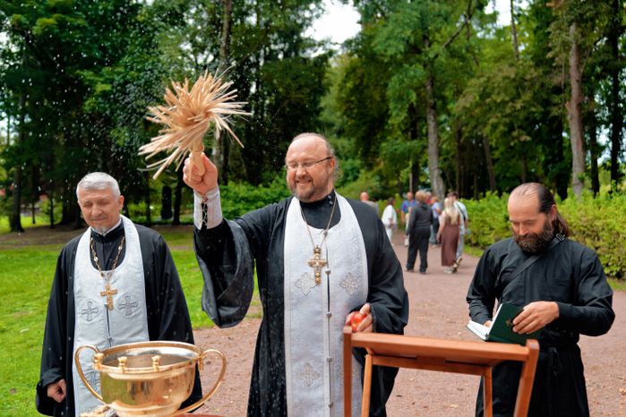 Священник освятил яблоки на фестивале народных традиций «Три Спаса в Мелихове»