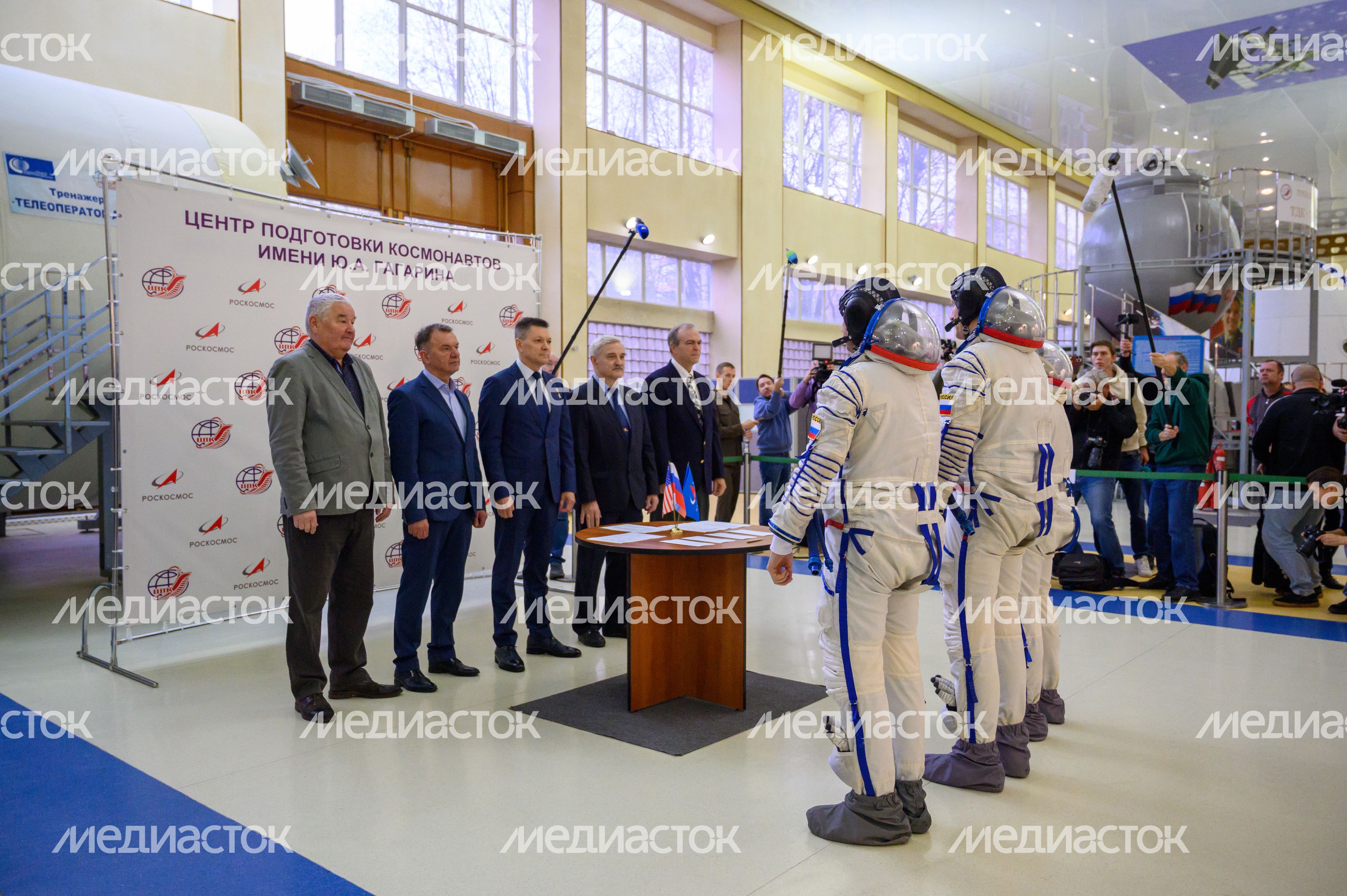 Тренировка основного экипажа космонавтов МКС-74 на тренажере корабля «Союз МС» в Звездном городке