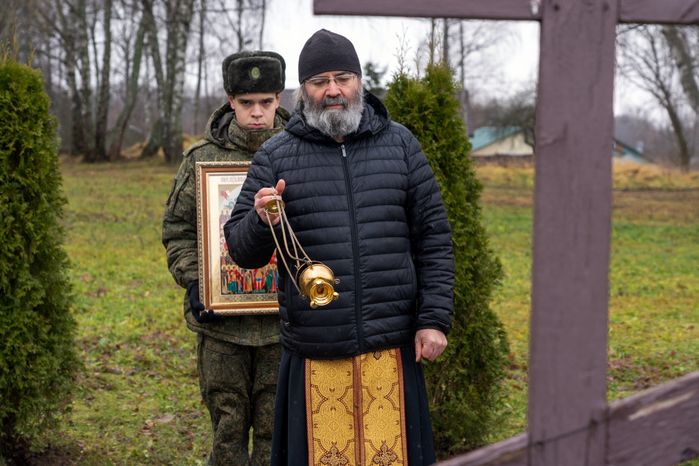Возложение цветов к могиле Неизвестного солдата на Бородинском поле