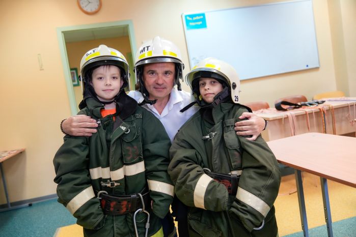 Андрей Воробьев пообщался с детьми участников СВО в подмосковном лагере "Литвиново"