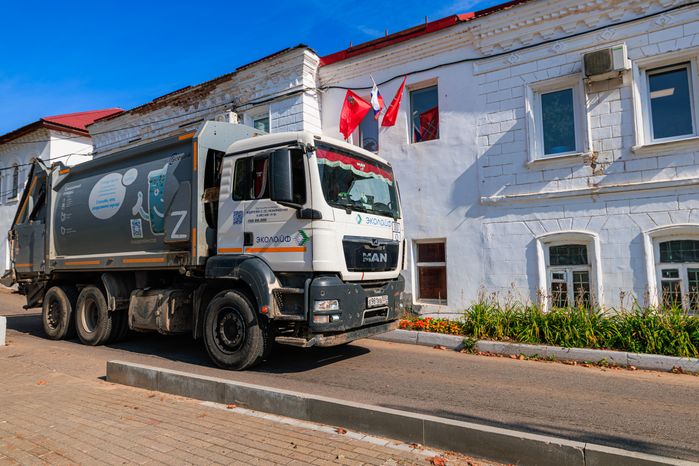Работа мусоровоза при вывозе ТКО в Рузском округе