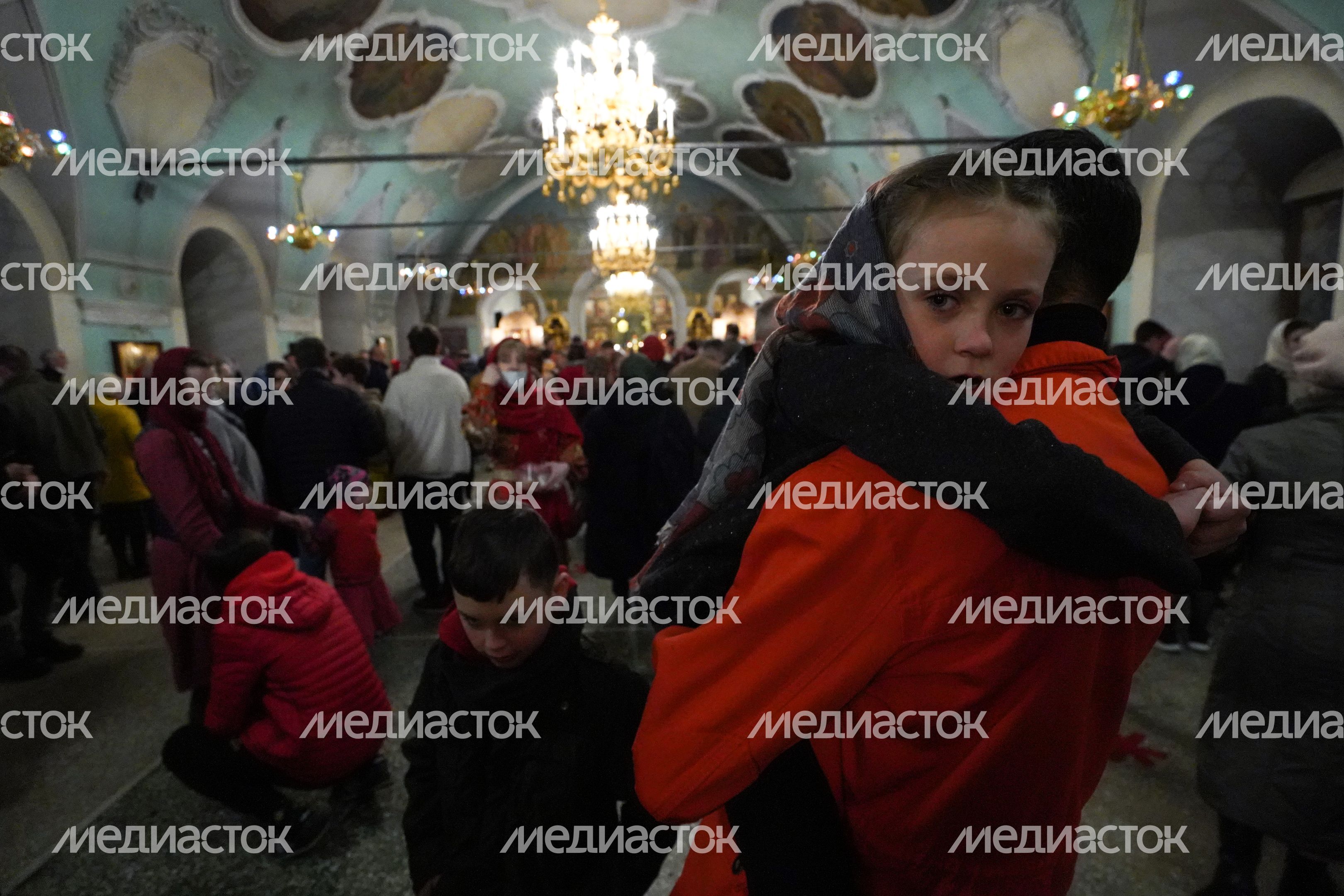 Пасхальная служба в Высоко‑Петровском монастыре в Москве