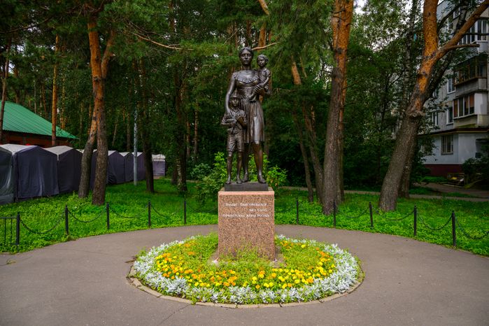 Жанровая скульптура «Ожидание» в Балашихе