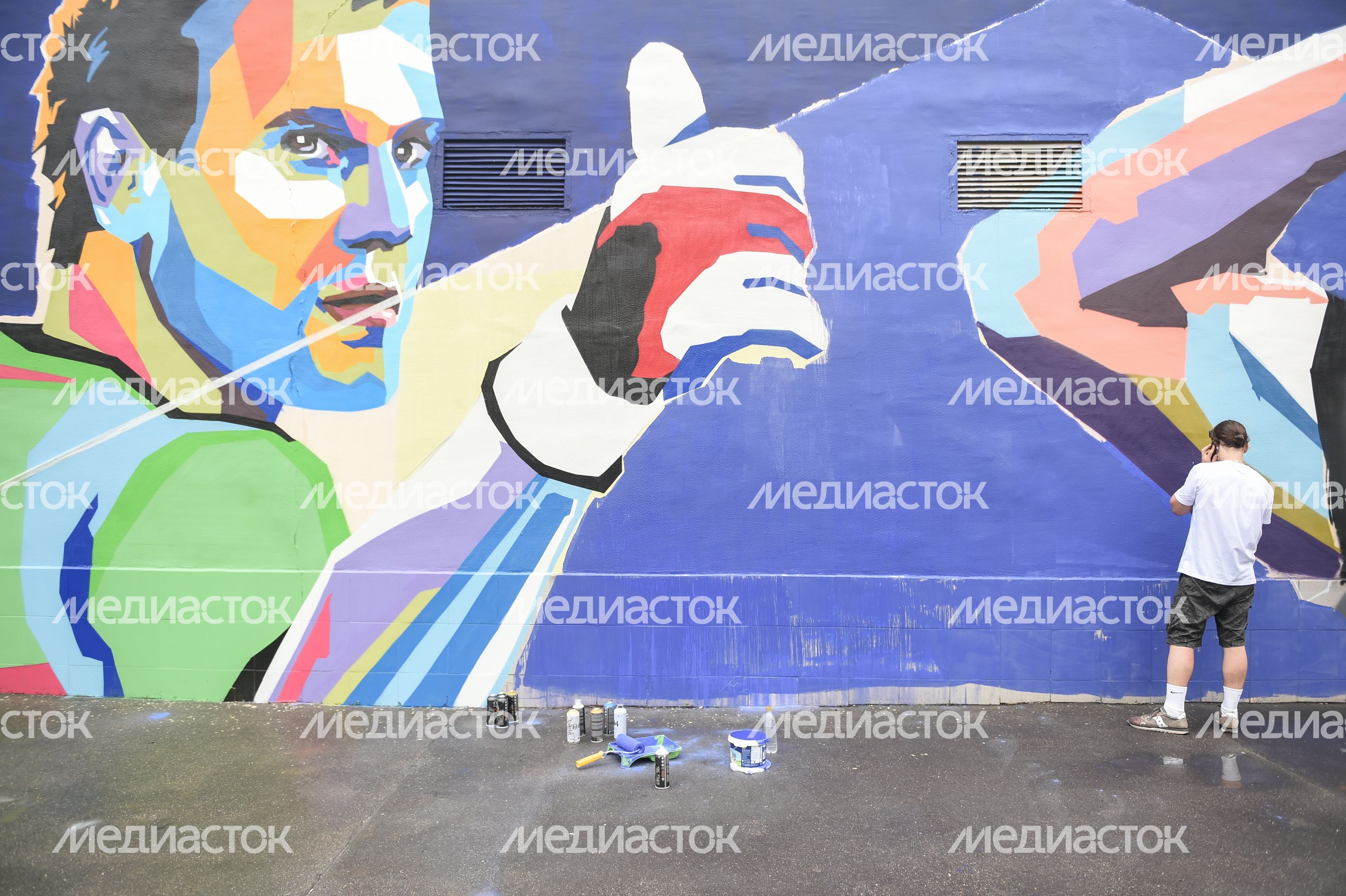 Граффити с изображением тренера, вратаря и нападающего сборной России в Москве