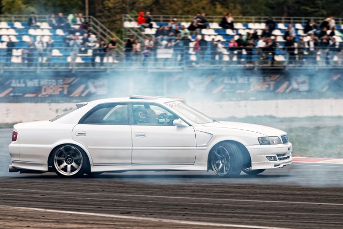Гонка автомобилей на дрифт-фестивале скорости и драйва Drift Expo Track Mode 2025