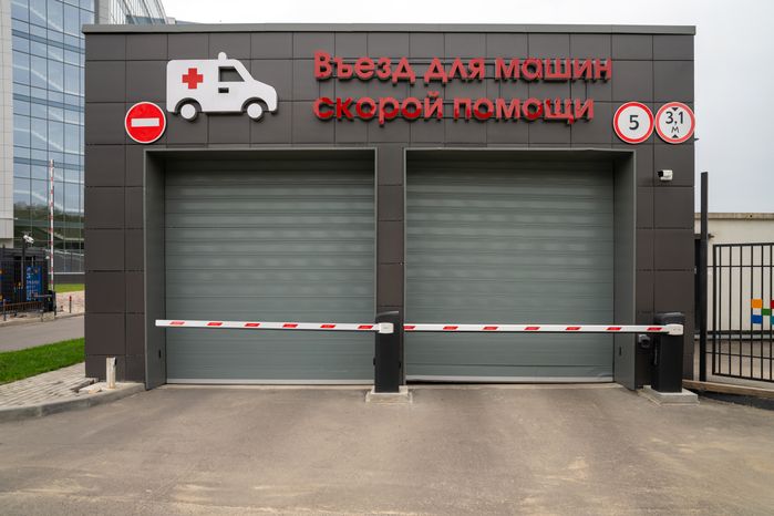 Въезд на подземную стоянку для машин скорой помощи в Детском клиническом центре им. Л.М. Рошаля в Красногорске