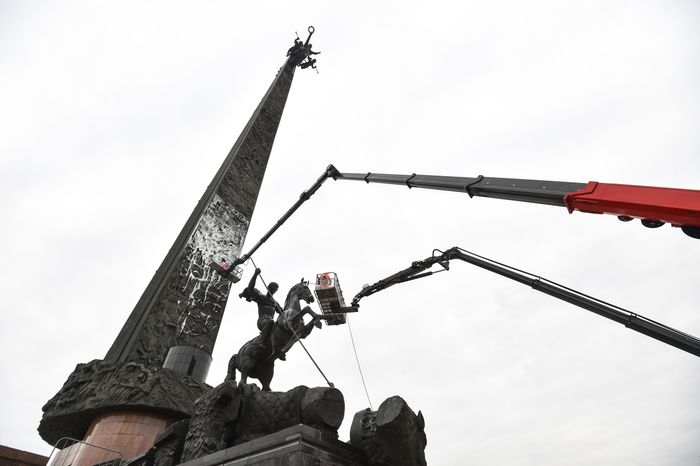 Промывка после зимы Монумента Победы на Поклонной горе в Москве