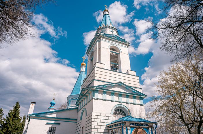 Весенние виды храма Рождества Христова в селе Беседы