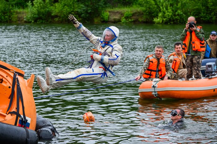 Тренировка космонавтов по действиям после посадки на воду в Ногинске