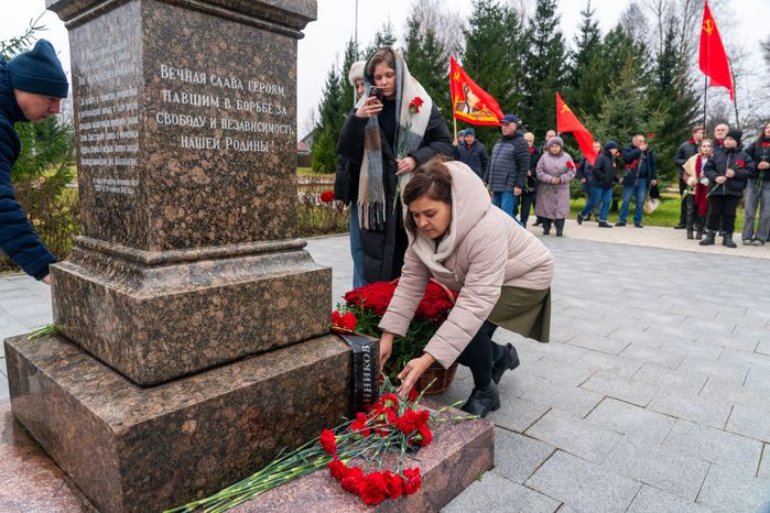 Возложение цветов к месту казни Зои Космодемьянской в музее «Зоя» Рузского округа