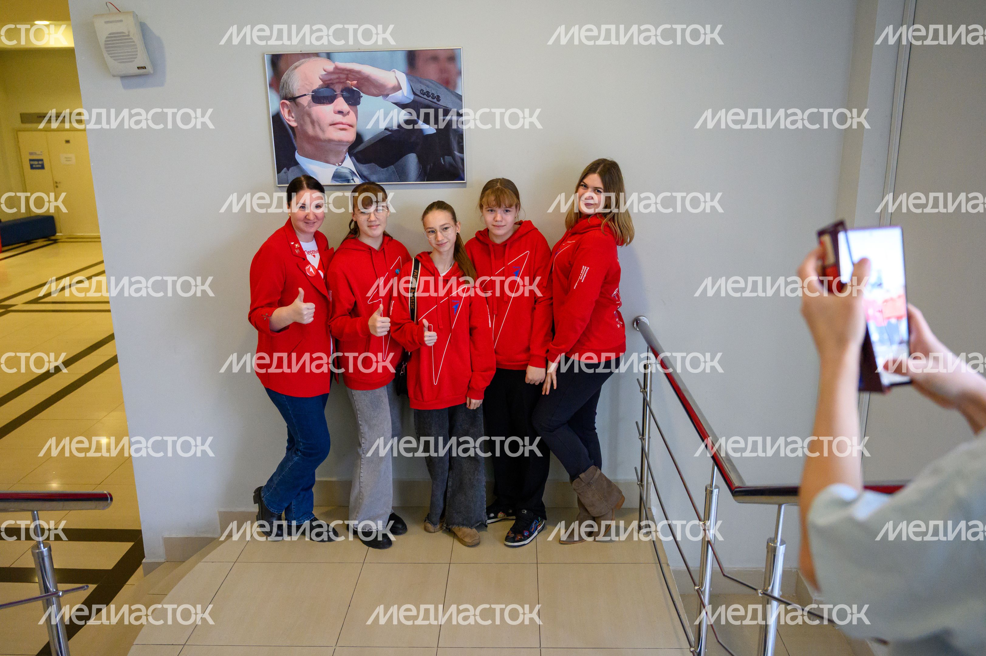 Фото волонтеров Движения Первых с президентом России