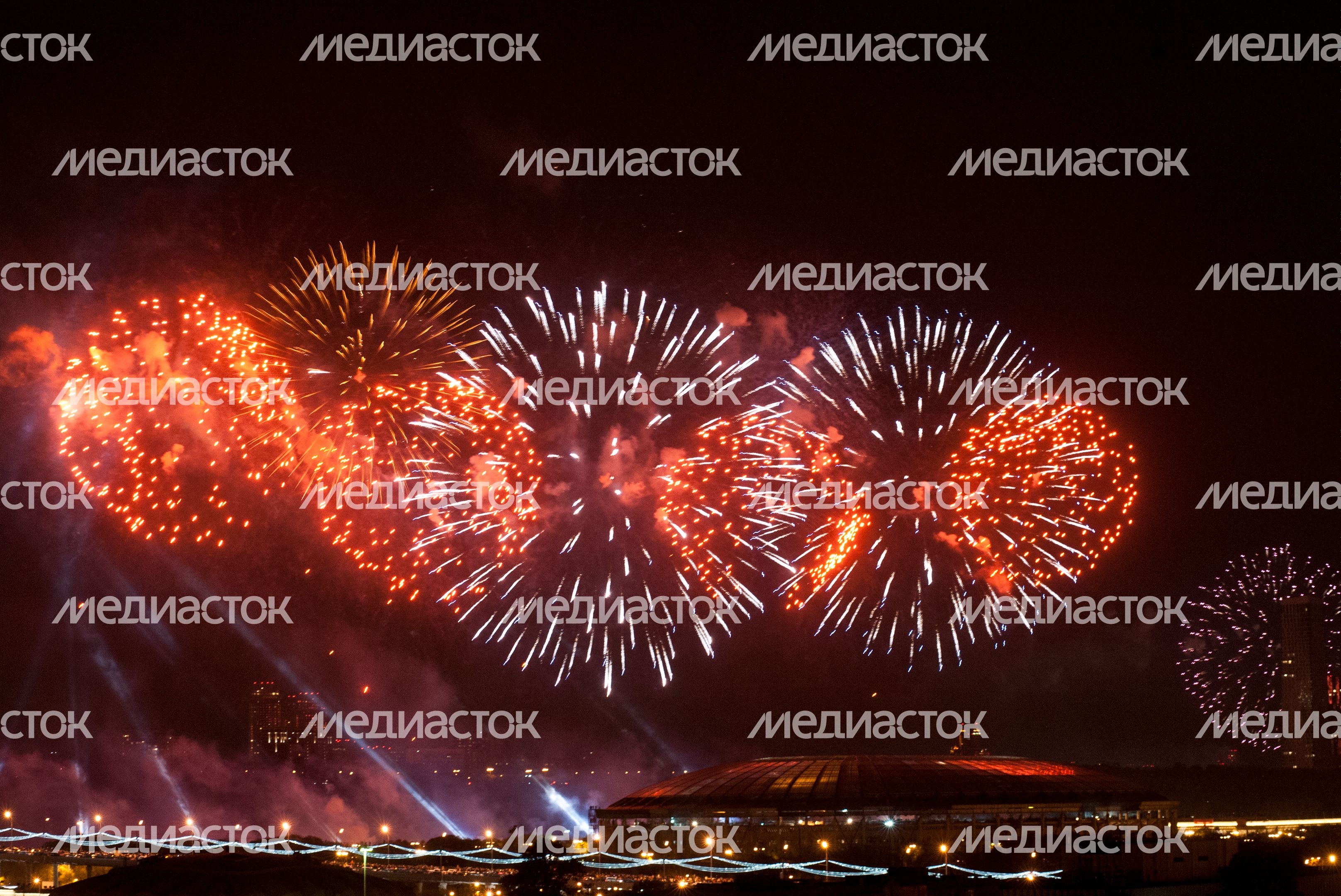 Праздничный салют на День Победы в Москве