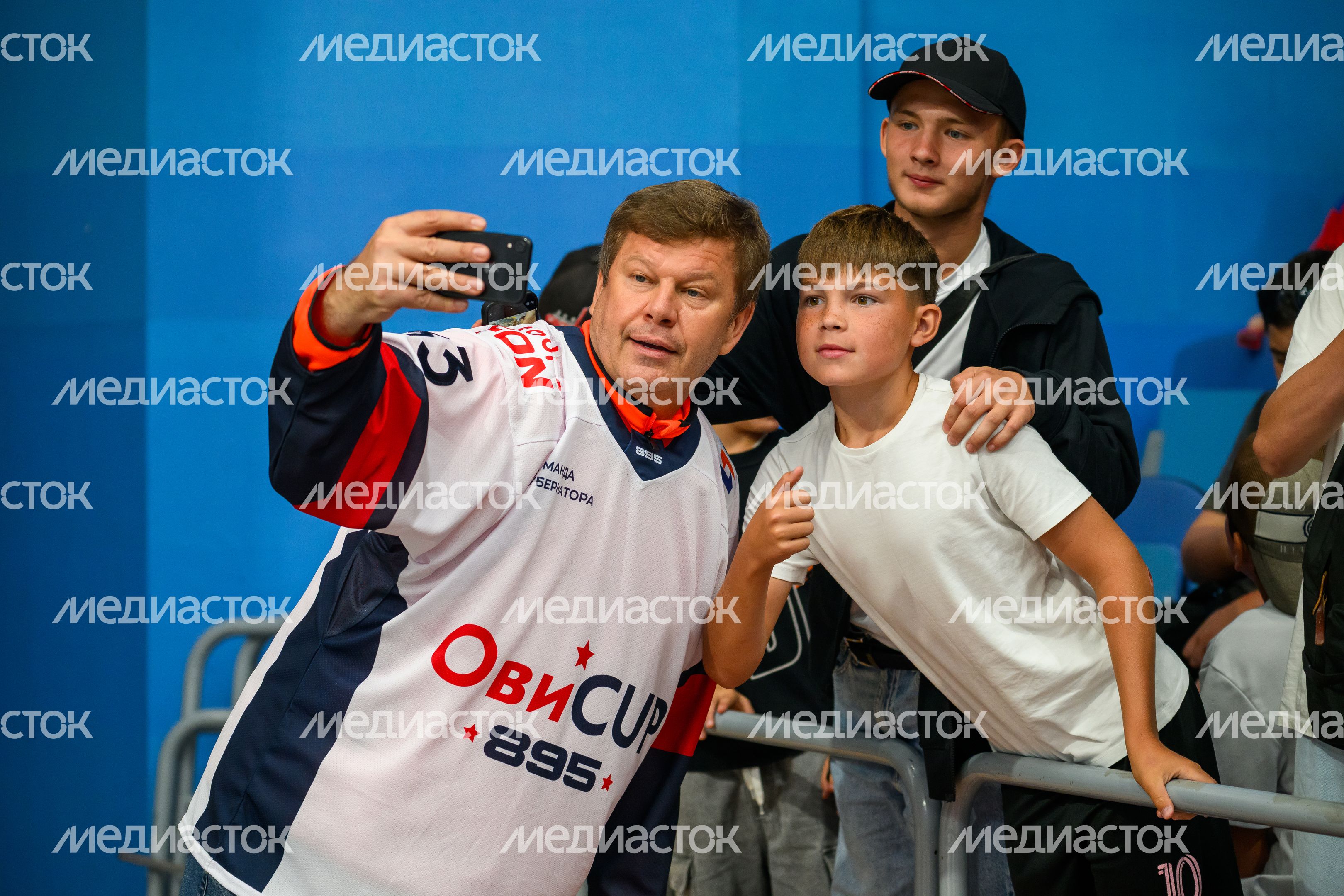Спортивный комментатор Дмитрий Губерниев с болельщиками на Кубке Александра Овечкина в Мытищах Спортивный комментатор Дмитрий Губерниев с болельщиками на Кубке Александра Овечкина в Мытищах