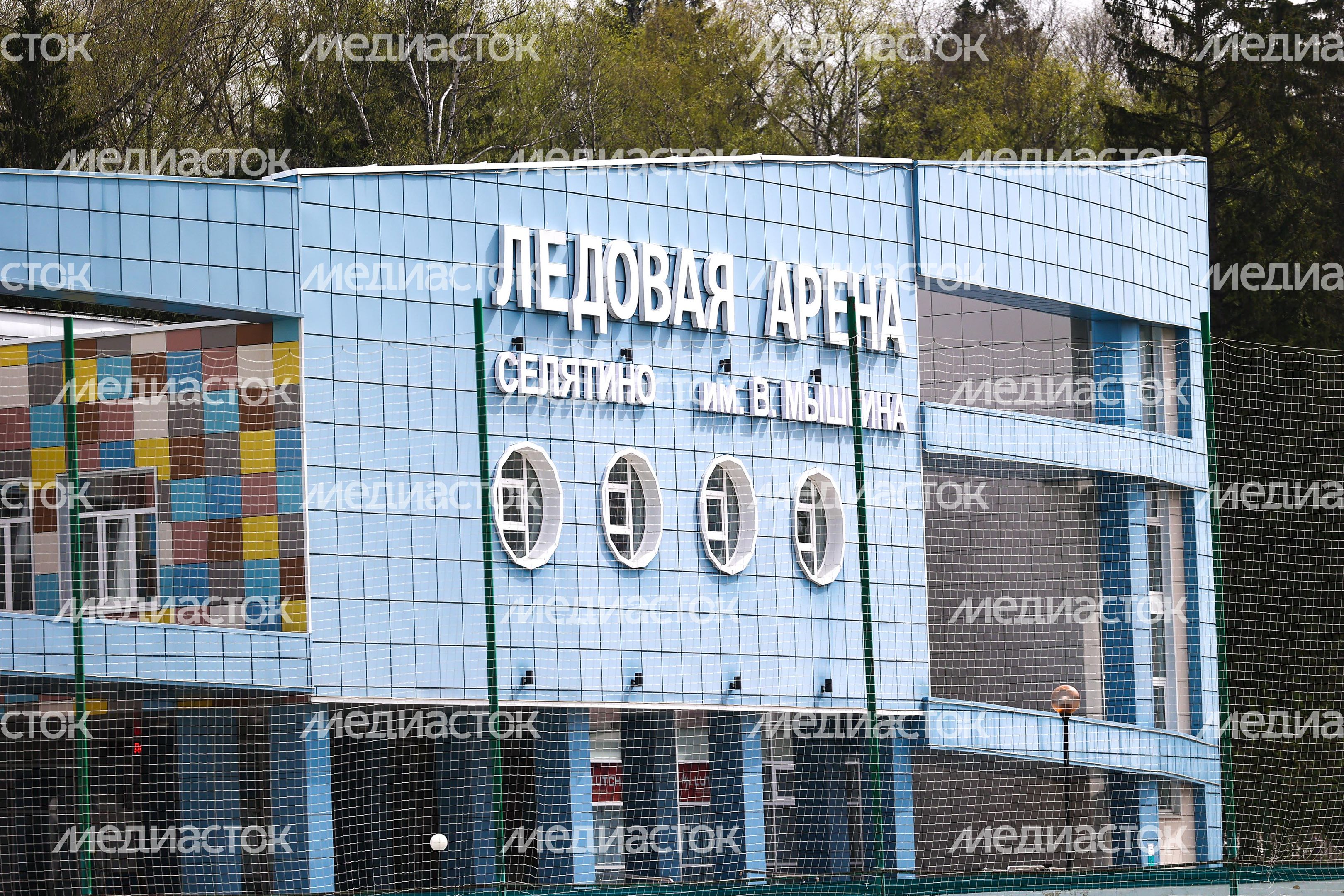 Андрей Воробьев проверил ход ремонта бассейна в поселке Селятино