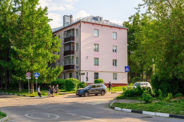 Виды Домодедово: пятиэтажка в микрорайоне Авиационный