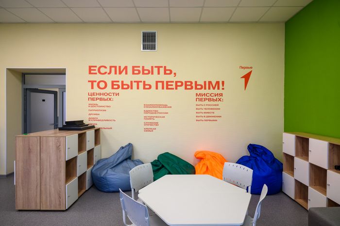 Зона отдыха в коридоре Центра образования №23 в поселке Обухово Богородского округа после капитального ремонта
