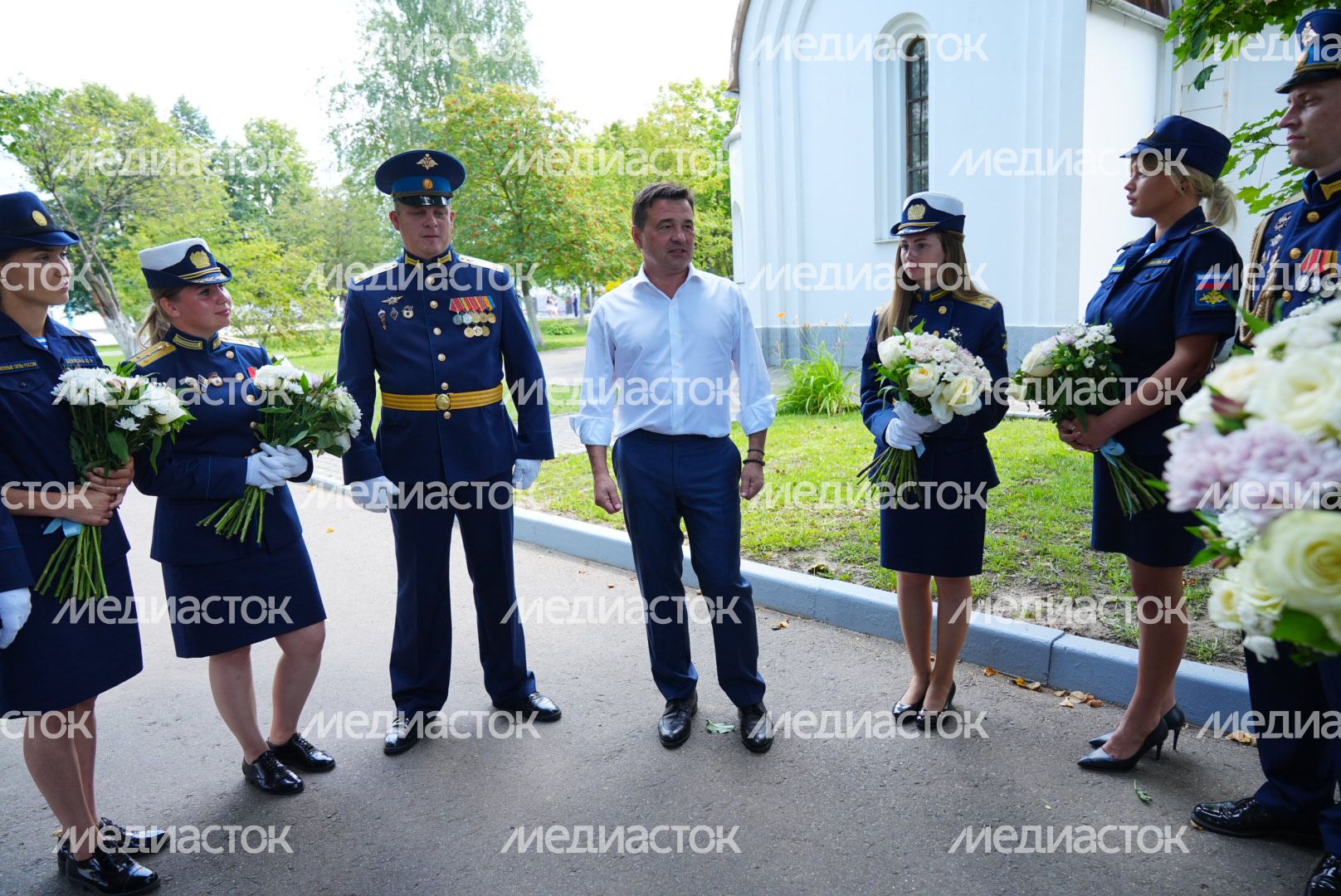 Поздравление военнослужащих с Днем ВДВ в Медвежьих Озерах Губернатором Подмосковья