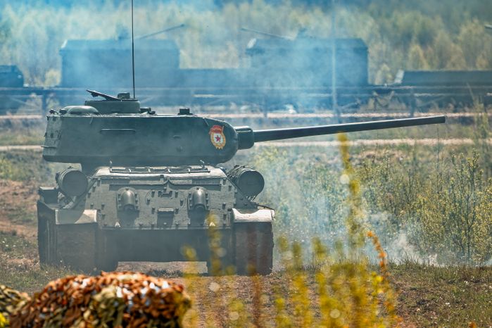 Военно-историческая реконструкция боя Великой Отечественной войны с техникой и авиацией в парке «Патриот» Одинцовского округа