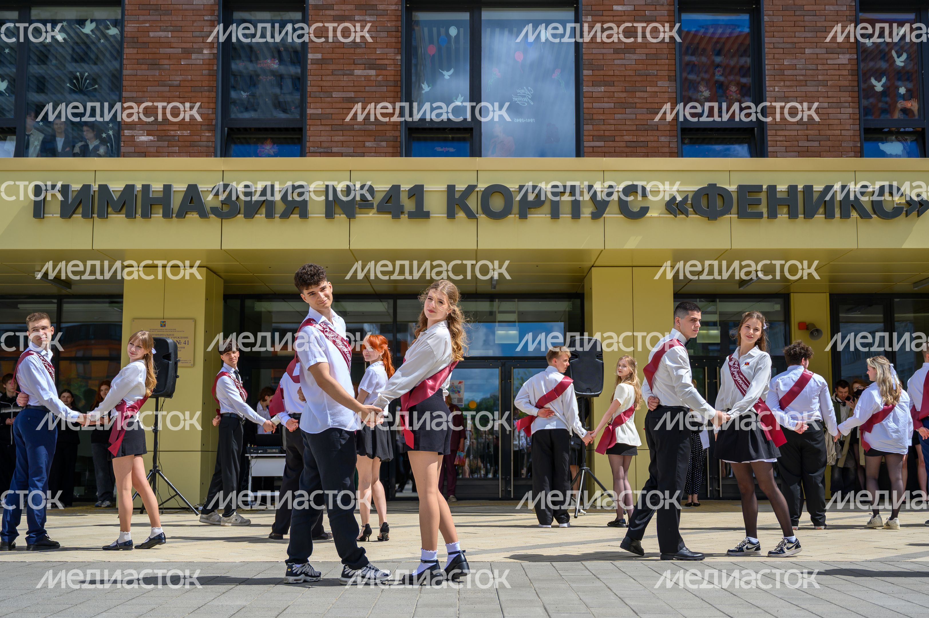 Вальс выпускников на последнем звонке в гимназии №41 - корпусе «Феникс» в ЖК «Жулебино парк» города Люберцы Вальс выпускников на последнем звонке в гимназии №41 - корпусе «Феникс» в ЖК «Жулебино парк» города Люберцы